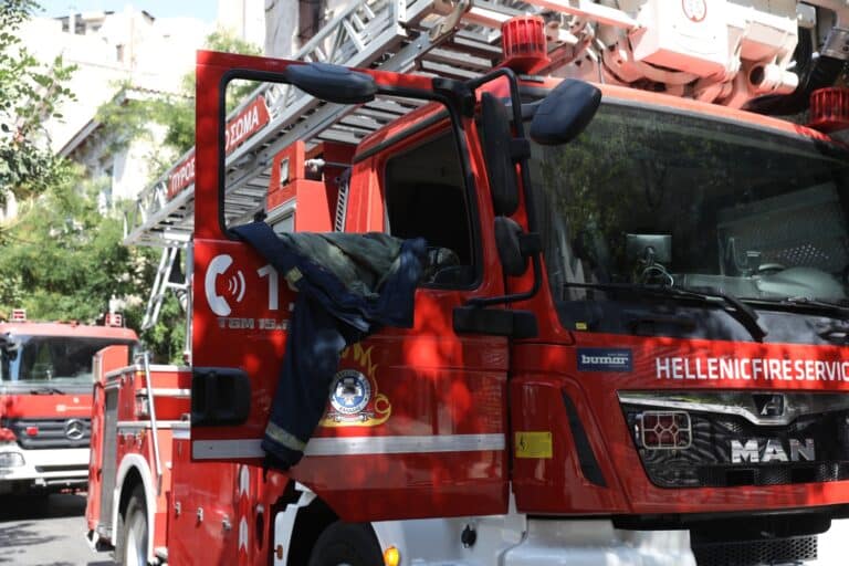 Εμπρηστική επίθεση στου Ζωγράφου: Στο στόχαστρο αντιδήμαρχος, κάηκε ολοσχερώς το αυτοκίνητό του