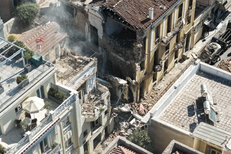 Κατάρρευση κτιρίου στην Πλάκα: Βίντεο από τη στιγμή της έκρηξης – Η ΕΜΑΚ ψάχνει για εγκλωβισμένους