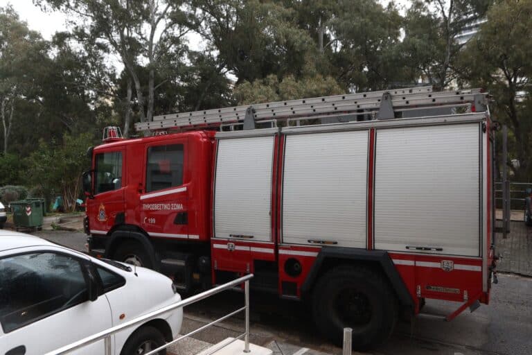 Εύβοια: Η Πυροσβεστική έσωσε δύο άτομα από όχημα που είχαν εγκλωβιστεί λόγω της έντονης βροχόπτωσης
