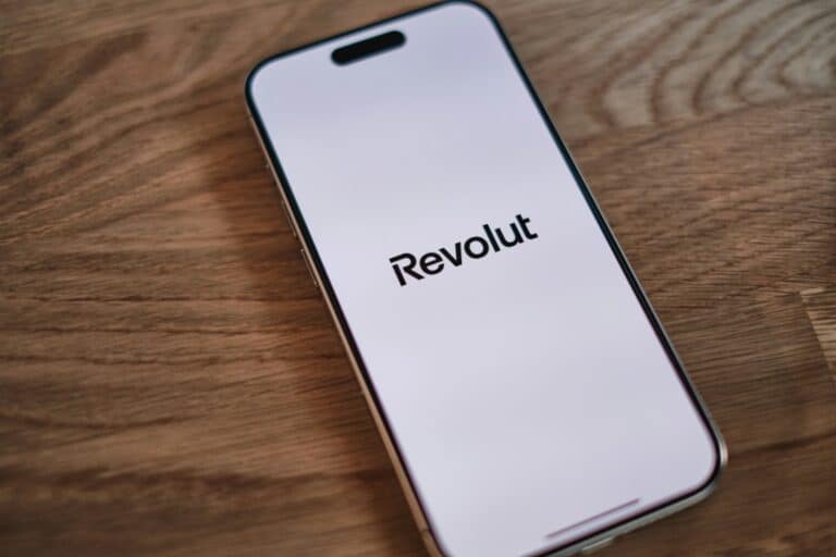 Financial Times: «Χάκαραν τη Revolut και ζητούν λύτρα 3 εκατ. δολαρίων για να μην πουλήσουν δεδομένα πελατών» – Τι λέει η εταιρεία