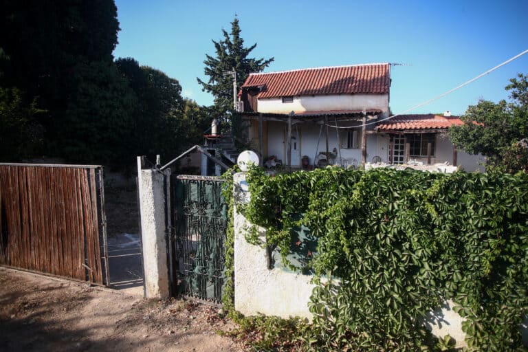 Φρίκη στον Μαραθώνα: Στο υπόγειο του σπιτιού βρέθηκε η ηλικιωμένη, ήταν τυλιγμένη σε νάιλον