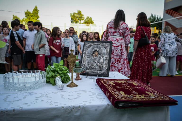 Σχολεία: Πρώτο κουδούνι σήμερα με τον καθιερωμένο αγιασμό – Όλες οι αλλαγές της νέας χρονιάς