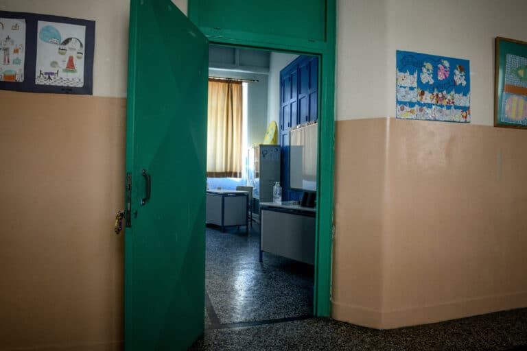 Καστοριά: Συνελήφθη 24χρονος που επιτέθηκε σε δασκάλα μέσα σε δημοτικό σχολείο – Στο νοσοκομείο η εκπαιδευτικός