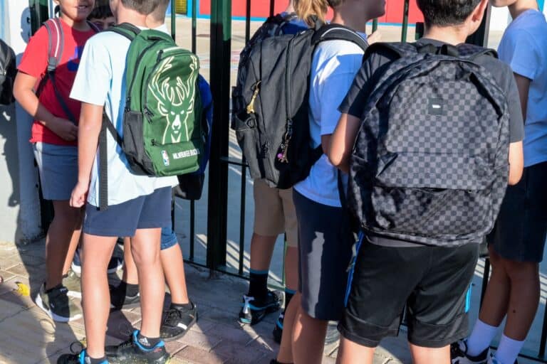 Σχολεία: Αντίστροφη μέτρηση για το πρώτο κουδούνι – Όλα όσα πρέπει να γνωρίζουν μαθητές και γονείς