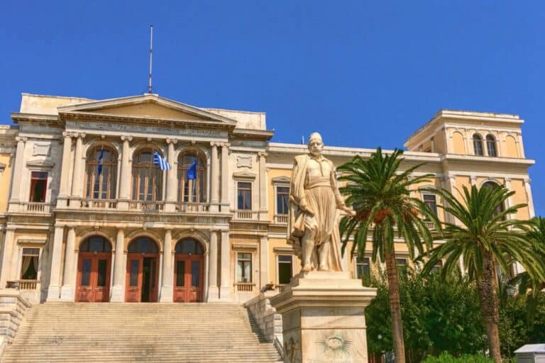 Σύρος: Μητέρα καταγγέλλει ότι την περικύκλωσαν 15 έφηβοι – Την έβρισαν και την έσπρωξαν μπροστά στο παιδί της