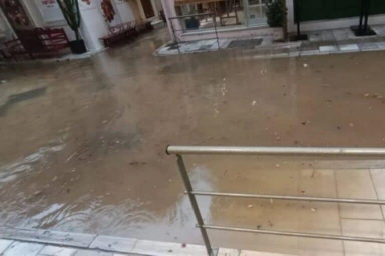 Σύρος: Προβλήματα στους δρόμους και στο κέντρο της Ερμούπολης από την ισχυρή καταιγίδα