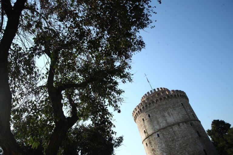 Θεσσαλονίκη: Μόνο του στο κέντρο περιπλανιόταν τετράχρονο παιδί – Συνελήφθη η 29χρονη μητέρα του