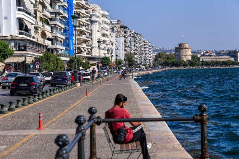 Θεσσαλονίκη: Συνελήφθη 26χρονος για παράνομη διακίνηση επτά μεταναστών – Τους μετέφερε με βαν