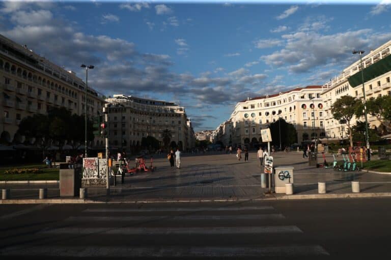 Θεσσαλονίκη: Γυναίκα έπιασε την οικιακή της βοηθό να κλέβει τα κοσμήματά της – Χειροπέδες σε 68χρονη
