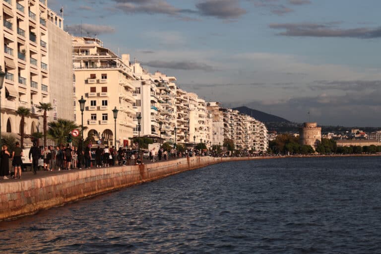 Θεσσαλονίκη: Καθαρίστρια έκλεψε 50.000 ευρώ και χρυσές λίρες από σπίτι που εργαζόταν