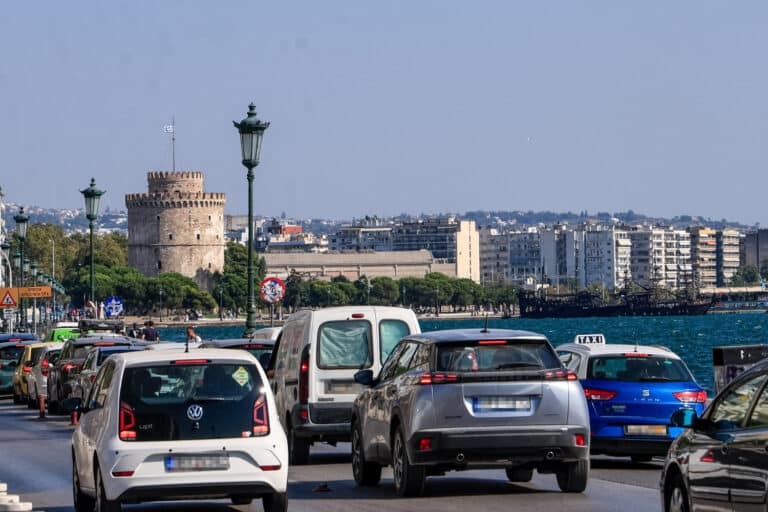 Θεσσαλονίκη: Δύο διακινητές μετέφεραν 12 μετανάστες, ανάμεσά τους επτά παιδιά  