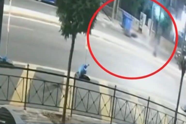 Ανατροπή στο τροχαίο δυστύχημα στη Λ. Αλεξάνδρας: Οι δύο γυναίκες έκαναν επικίνδυνη αναστροφή με το μηχανάκι
