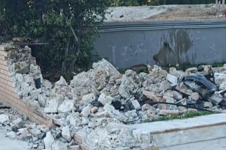 Γλυφάδα: 18χρονος ο τρίτος νεκρός του τροχαίου – Το ΙΧ τους «καρφώθηκε» σε μάντρα (βίντεο)