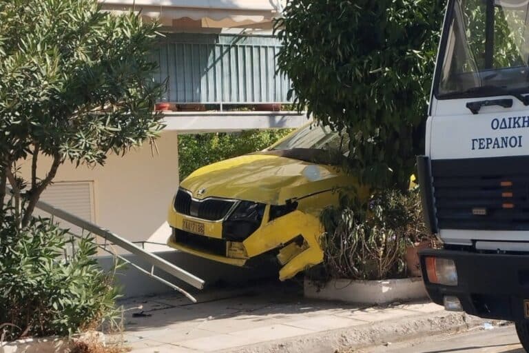 Σοβαρό τροχαίο στην Ηλιούπολη: Κλεμμένο ΙΧ παραβίασε STOP και συγκρούστηκε με ταξί που κατέληξε σε αυλή σπιτιού