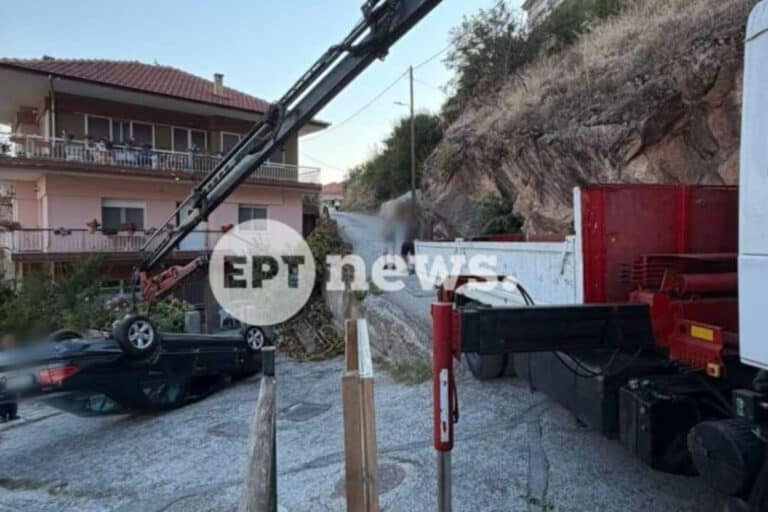 Καστοριά: Ανατράπηκε αυτοκίνητο με ηλικιωμένο οδηγό στον Απόσκεπο – Τον απεγκλώβισαν πολίτες