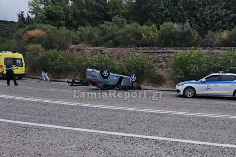 Λαμία: Αυτοκίνητο εξετράπη και ανετράπη στην παλιά εθνική οδό – Διερχόμενη οδηγός κάλεσε ασθενοφόρο