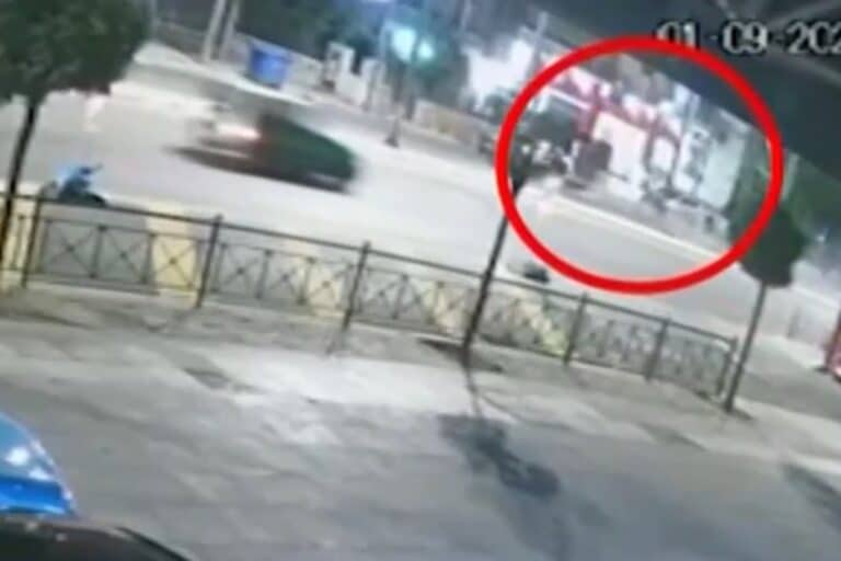 Βίντεο από τη στιγμή του τρομακτικού τροχαίου με τους τρεις νεκρούς στη λεωφόρο Αλεξάνδρας – Οι μηχανές συγκρούστηκαν πλαγιομετωπικά