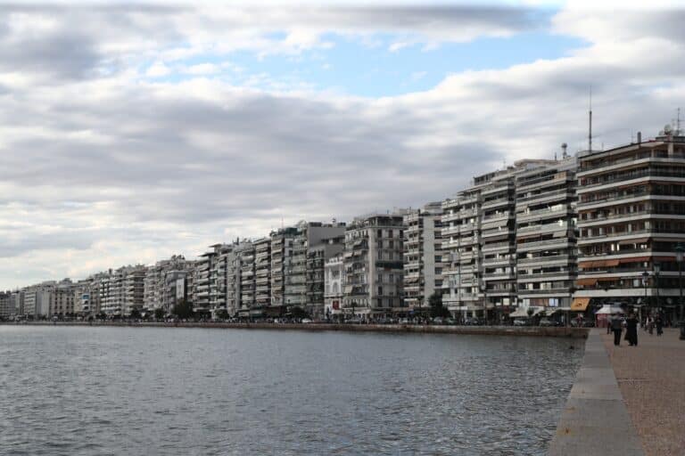 Θεσσαλονίκη: ΙΧ συγκρούστηκε με μηχανή – Στο νοσοκομείο ένας 18χρονος
