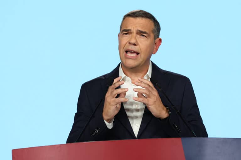 «Κόλλησε η βελόνα» για τον Τσίπρα – Γκρίνια για τις τηλεοπτικές γκάφες και αναζήτηση… παλιών