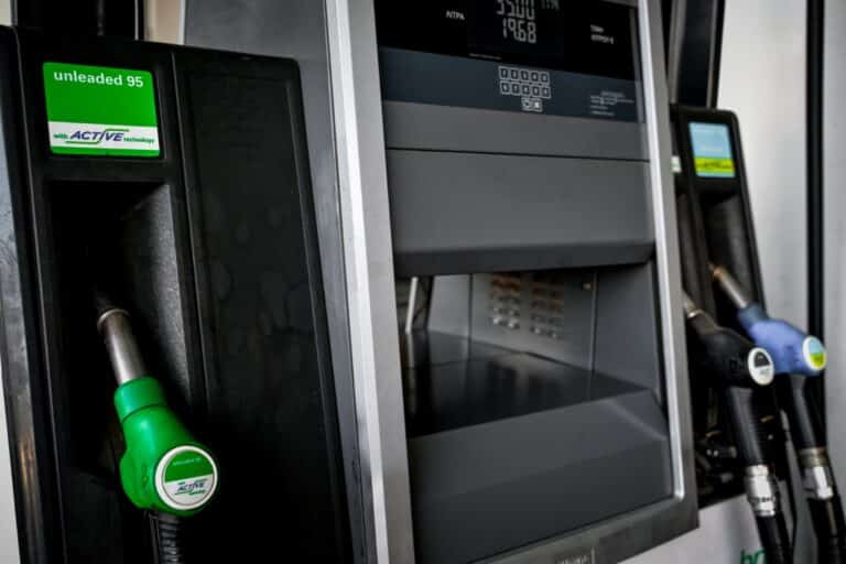 Καύσιμα: Στα 2,19 ευρώ η βενζίνη και στα 2,21 το πετρέλαιο – Τι εξετάζεται για το πετρέλαιο θέρμανσης