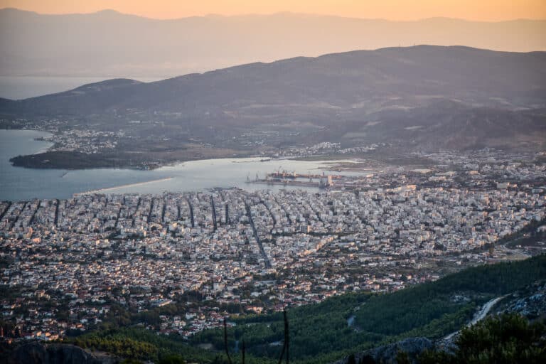Βόλος: Έρευνα των «Αδιάφθορων» για αστυνομικό που φέρεται να «έσβηνε» κλήσεις με το αζημίωτο