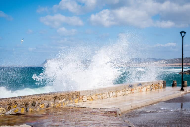 Χανιά: Στο νοσοκομείο 22χρονος μετά από τραυματισμό σε βραχώδη ακτή στο Μαράθι