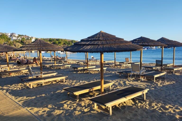 Βουλιαγμένη: Συνελήφθη η 21χρονη φίλη του 76χρονου που σκότωσε με μπουνιές τον 82χρονο για μία ξαπλώστρα
