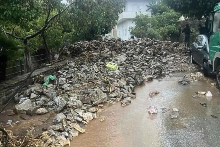 Χάος στην Κρήτη από την κακοκαιρία: Πλημμύρισαν σπίτια, έπεσε γέφυρα – Ήχησε το «112», στο νοσοκομείο ένα ζευγάρι (βίντεο)