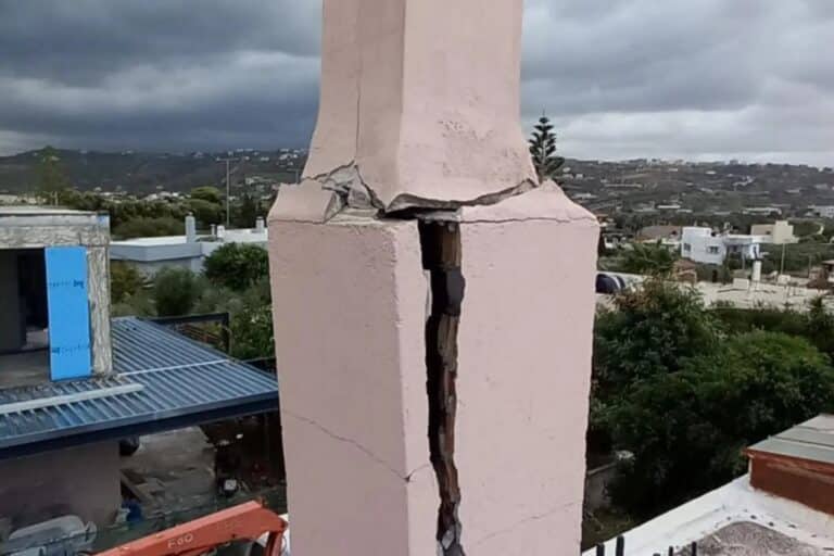 Κρήτη: Κεραυνός «χτύπησε» κατοικία στον Καρτερό και προκάλεσε ζημιές στην καμινάδα – «Νομίζαμε ότι έπεσε βόμβα»