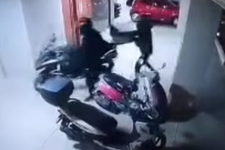 Θεσσαλονίκη: Μοτοσικλέτα έκανε φτερά από πιλοτή σε λίγα δευτερόλεπτα – Καρέ καρέ η κλοπή (βίντεο)