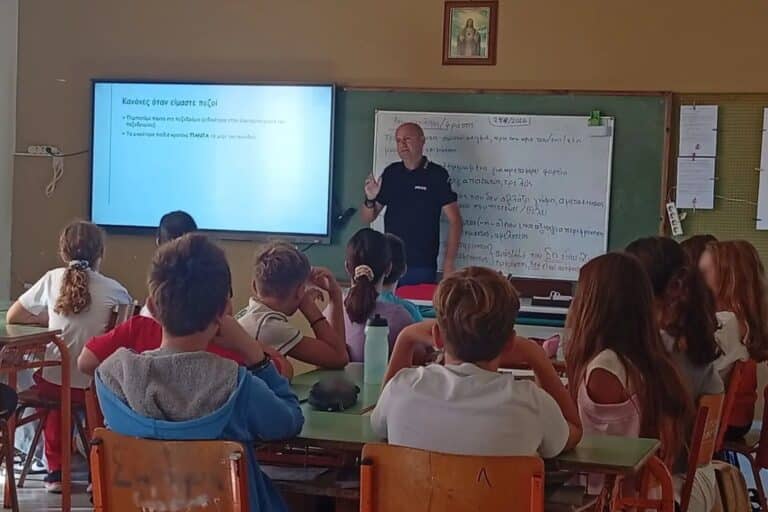 Αχαΐα: Ο Διοικητής του ΑΤ Αιγιαλείας πραγματοποίησε ομιλία για την οδική ασφάλεια σε μαθητές δημοτικού